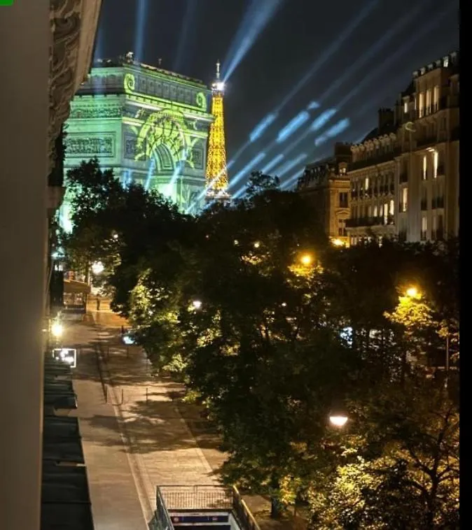 Wonderful Room Nearby Champs Elysees Parigi