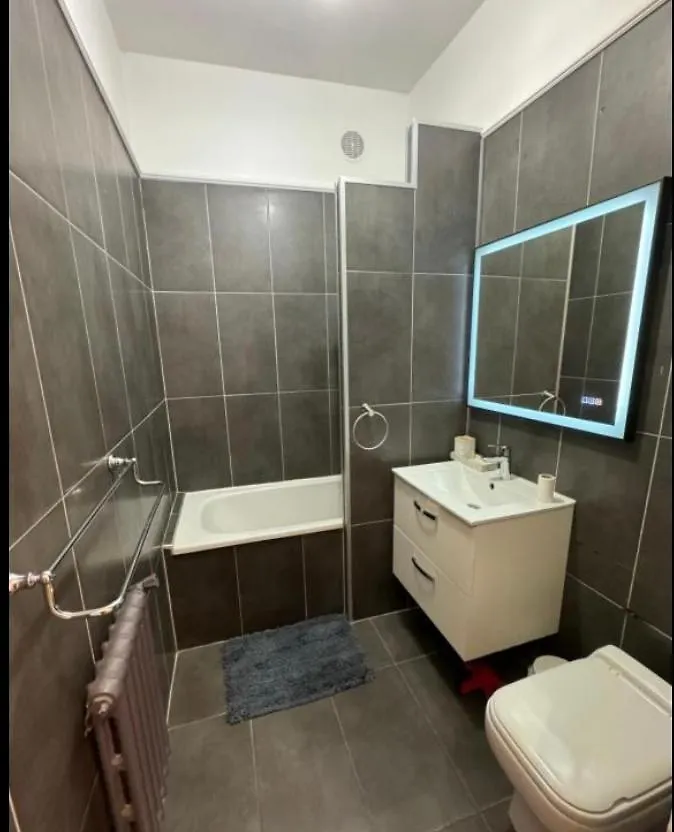 Wonderful Room Nearby Champs Elysees Parigi